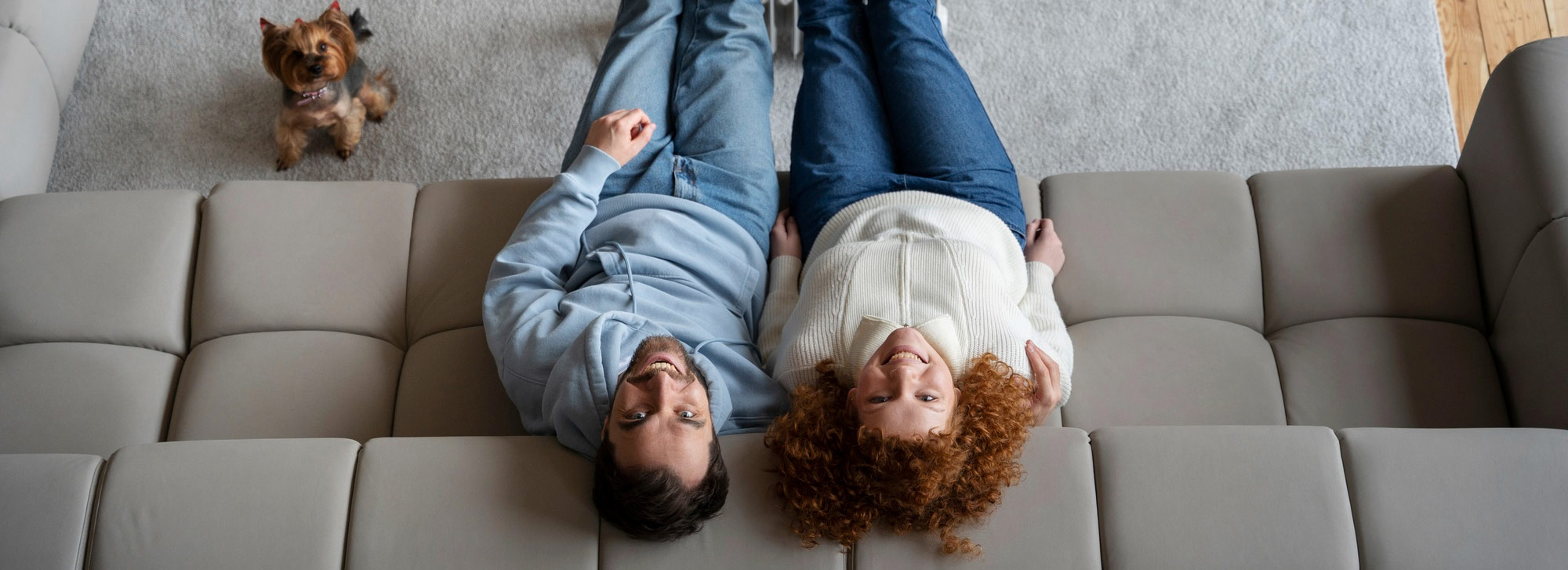 pareja tiro completo sentada sofa1